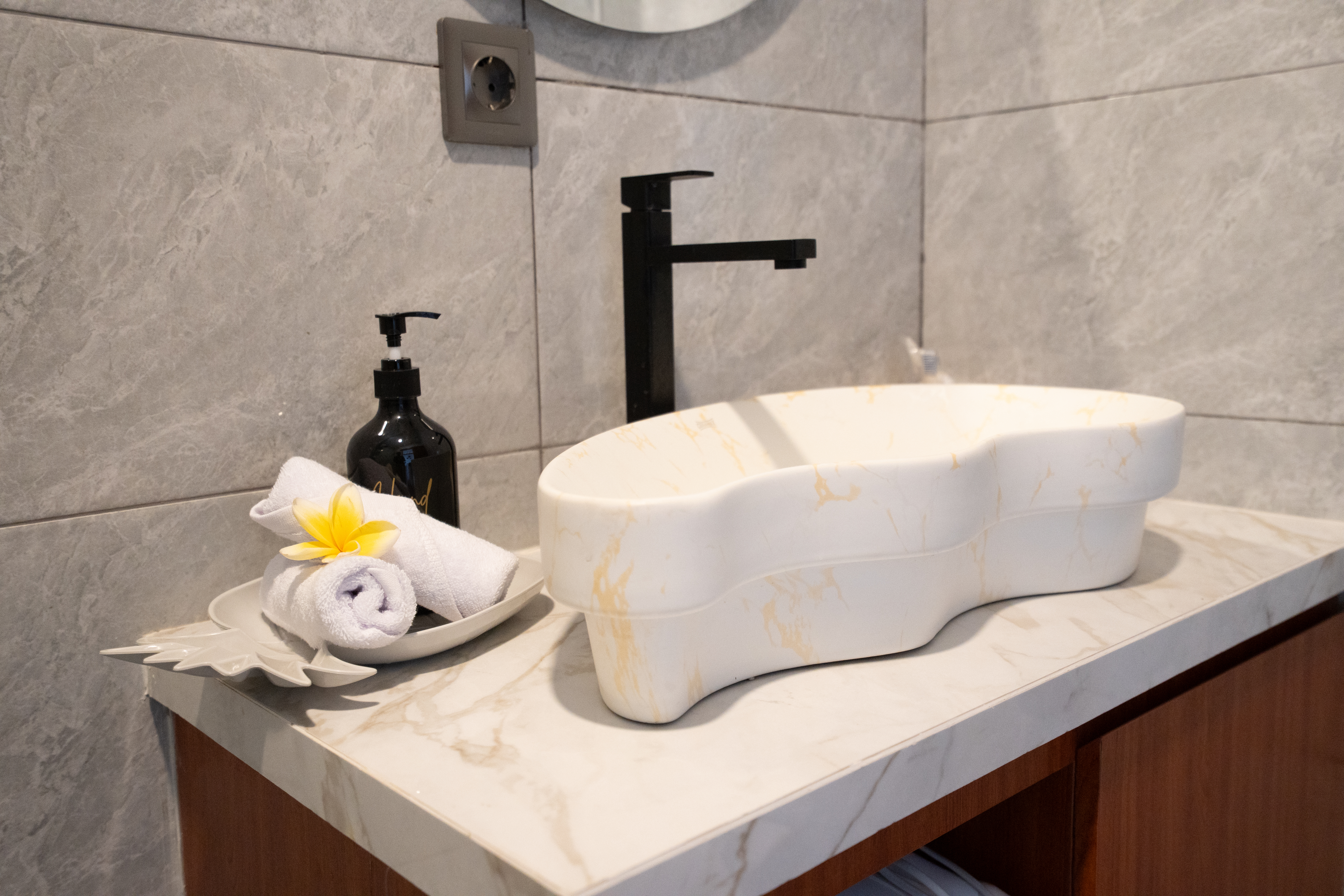 Bathroom & Toilet