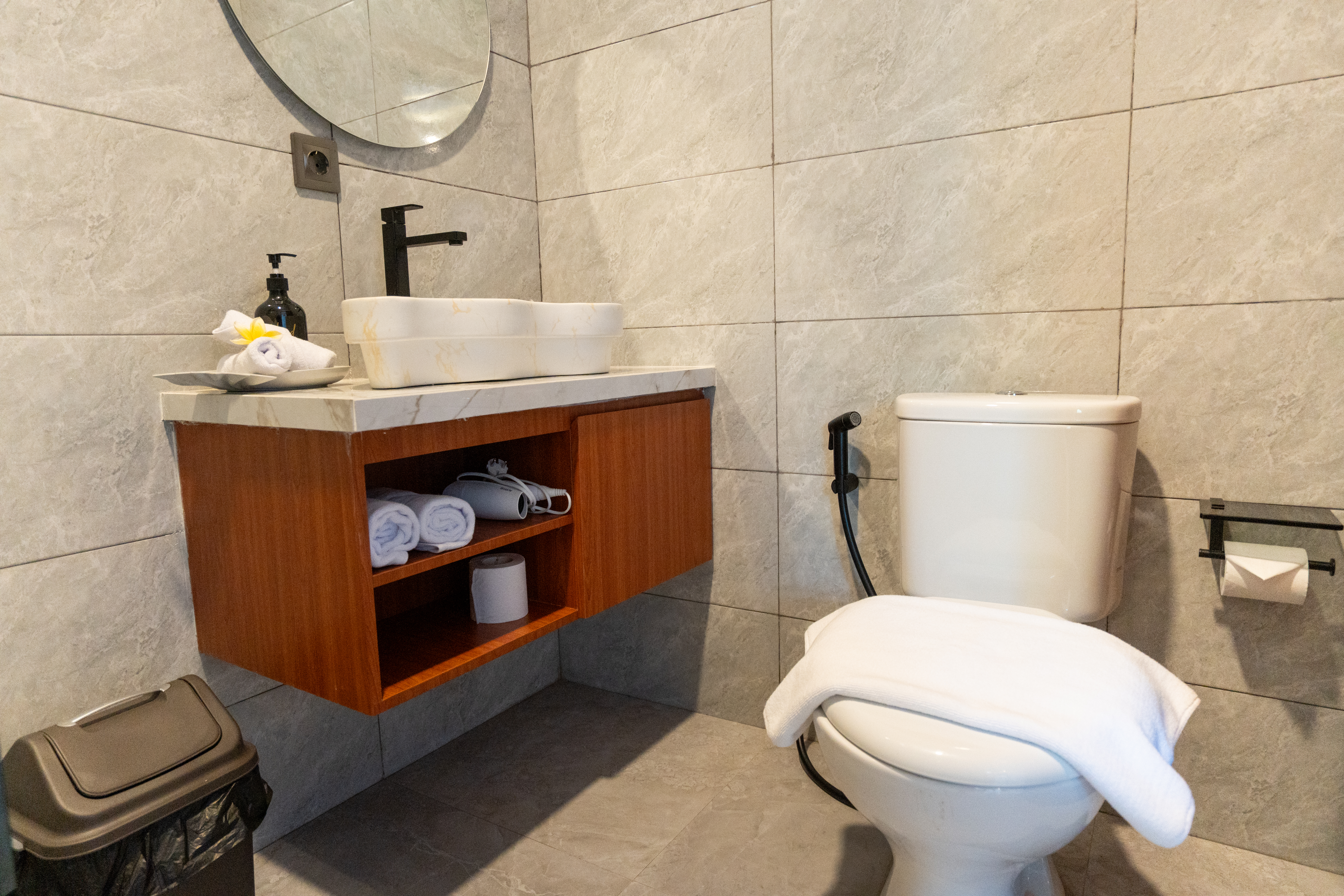 Bathroom & Toilet