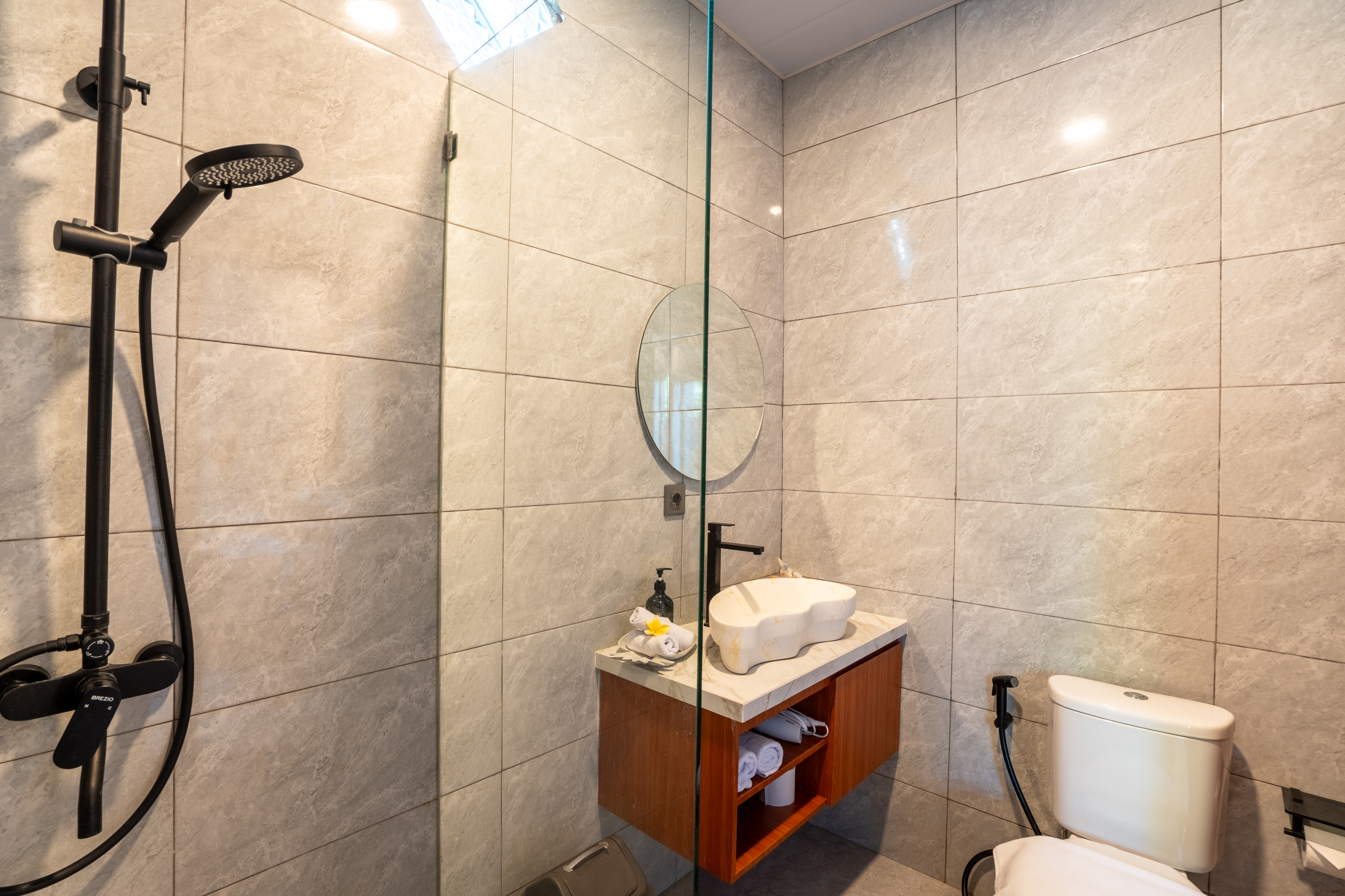 Bathroom & Toilet